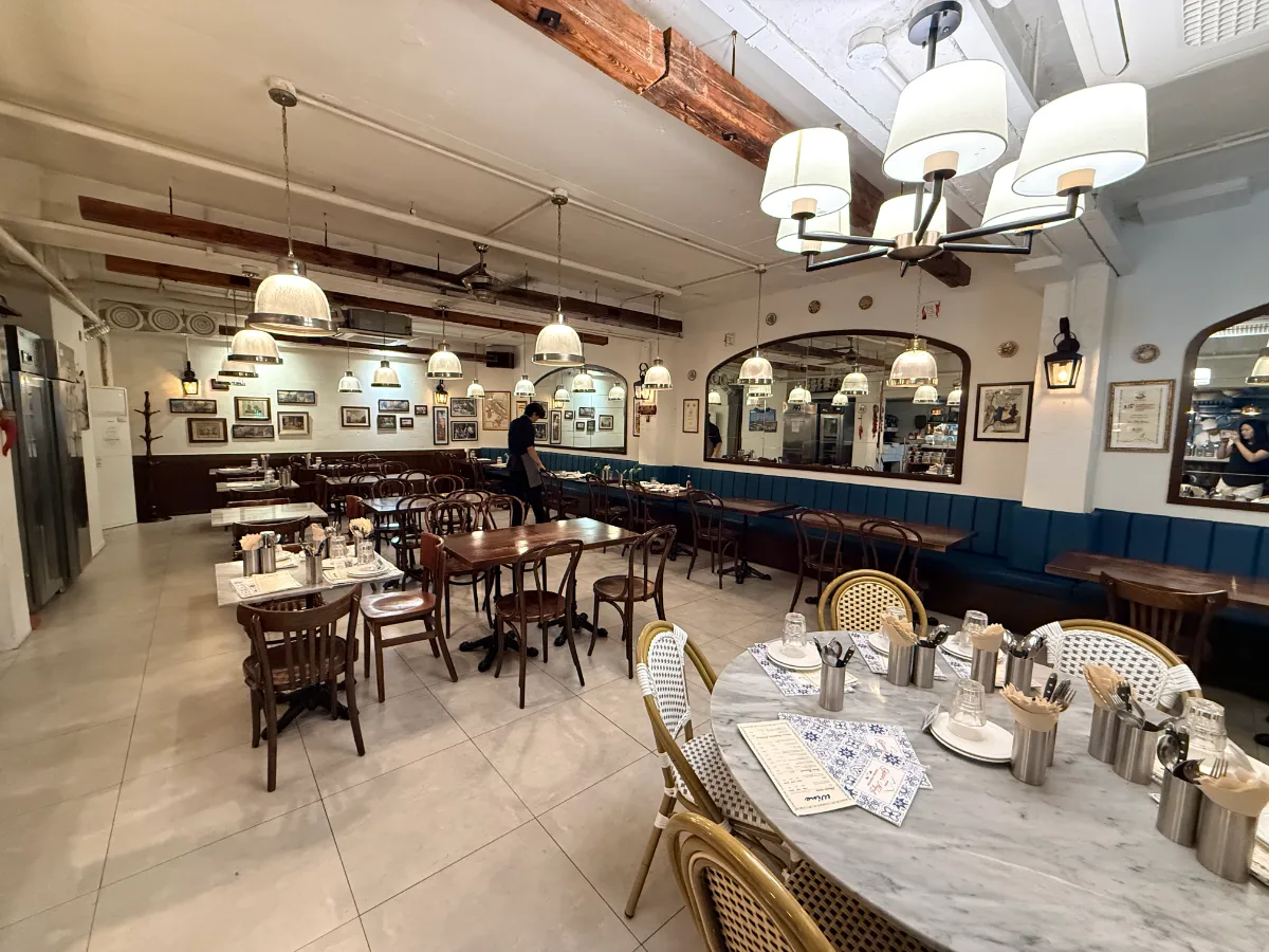 Giani's Napoli 駅三本店 — 木の椅子が並ぶ明るい客席