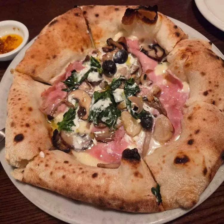 Giani's Napoli 駅三本店 — ハムときのこをのせたピザ