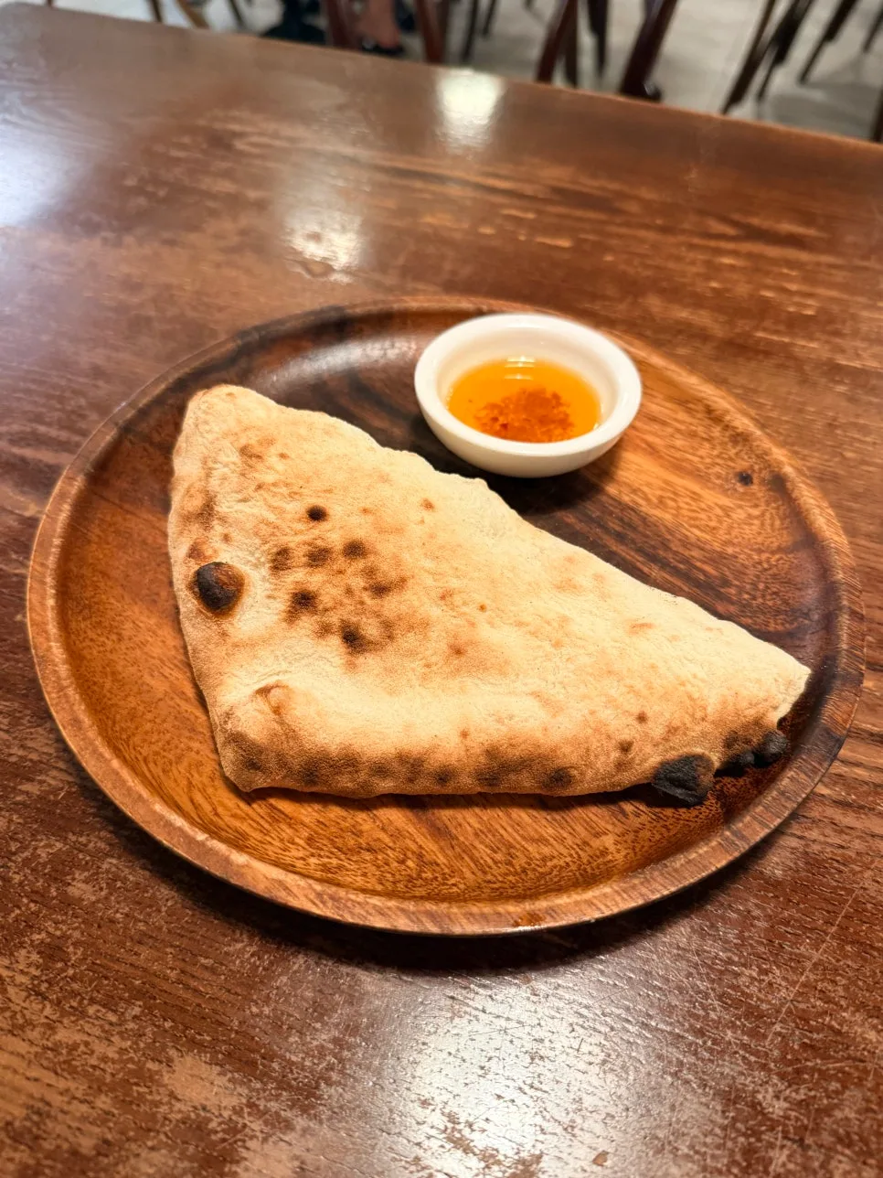 木皿にのった窯焼きパンとオイル