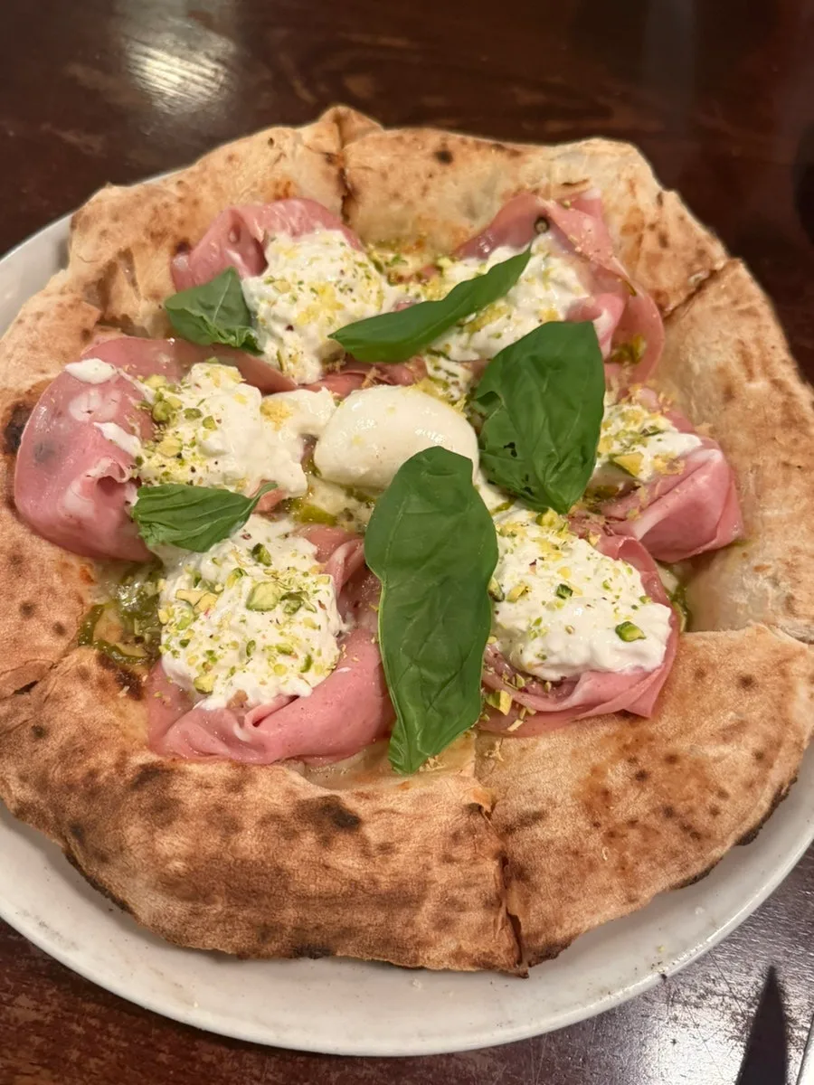 Giani's Napoli 駅三本店 — モルタデッラとピスタチオのピザ