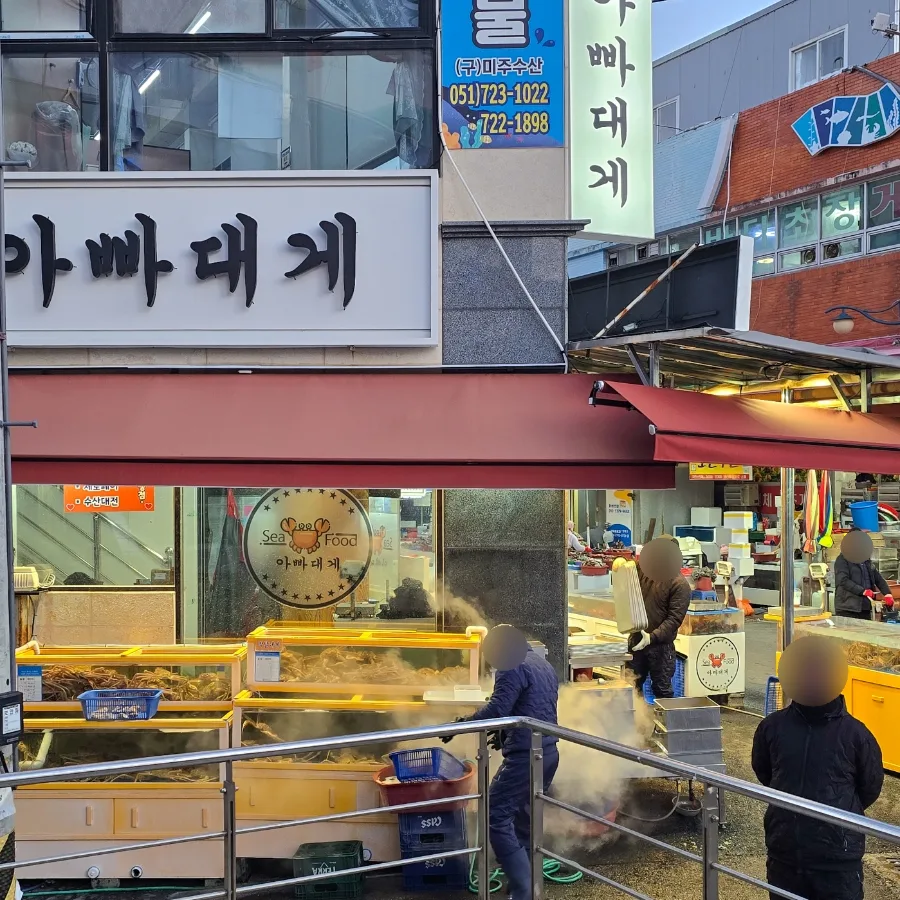 湯気が立つカニ料理店の店先