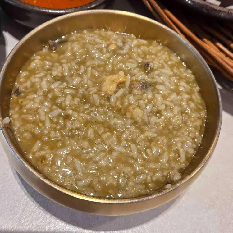 GIJANG KKEUTJIB 日光店 — 真鍮の器に盛られたアワビ粥