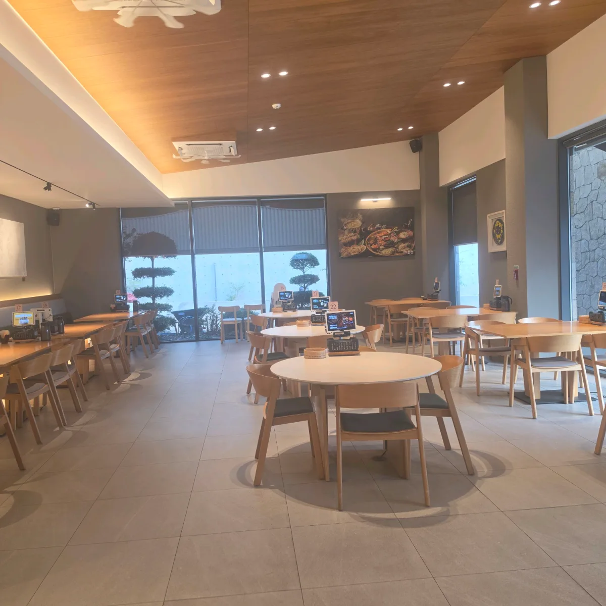 GIJANG KKEUTJIB 日光店 — 丸い卓が並ぶ明るい客席