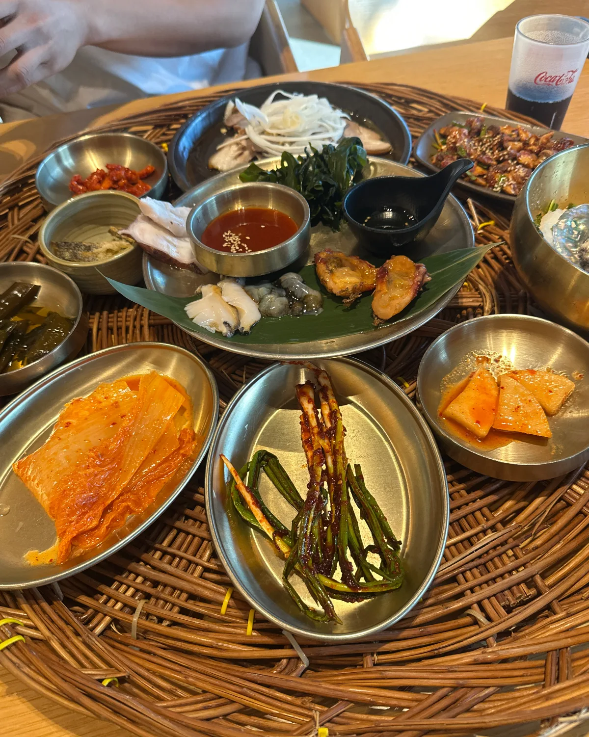 海鮮とおかずを盛ったお膳