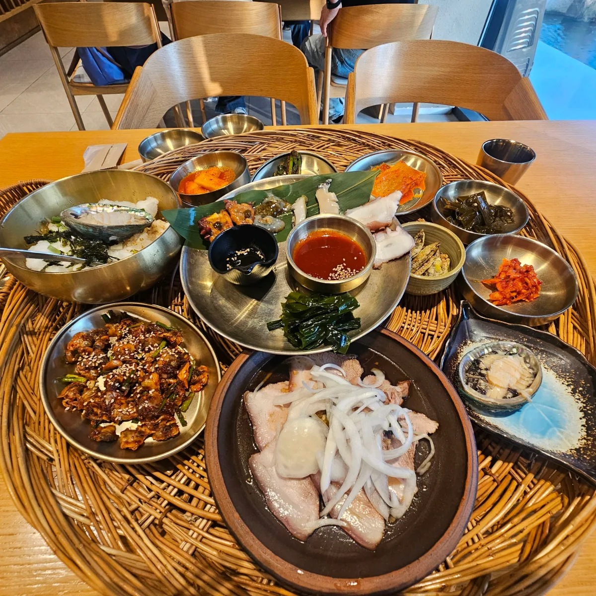 GIJANG KKEUTJIB 日光店 — 海鮮や小皿が並ぶお膳
