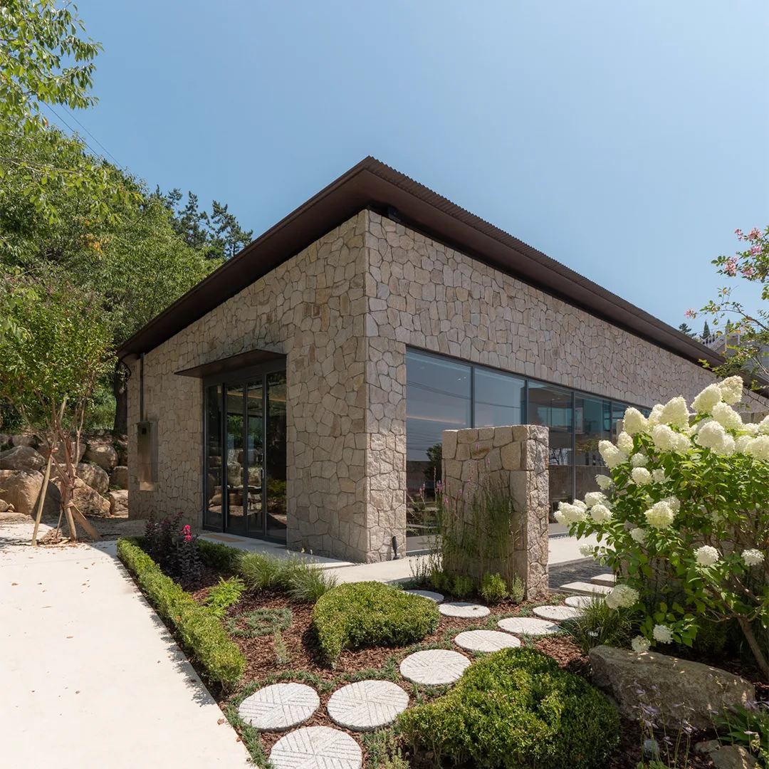 GIJANG KKEUTJIB 日光店 — 石壁とガラス窓の建物