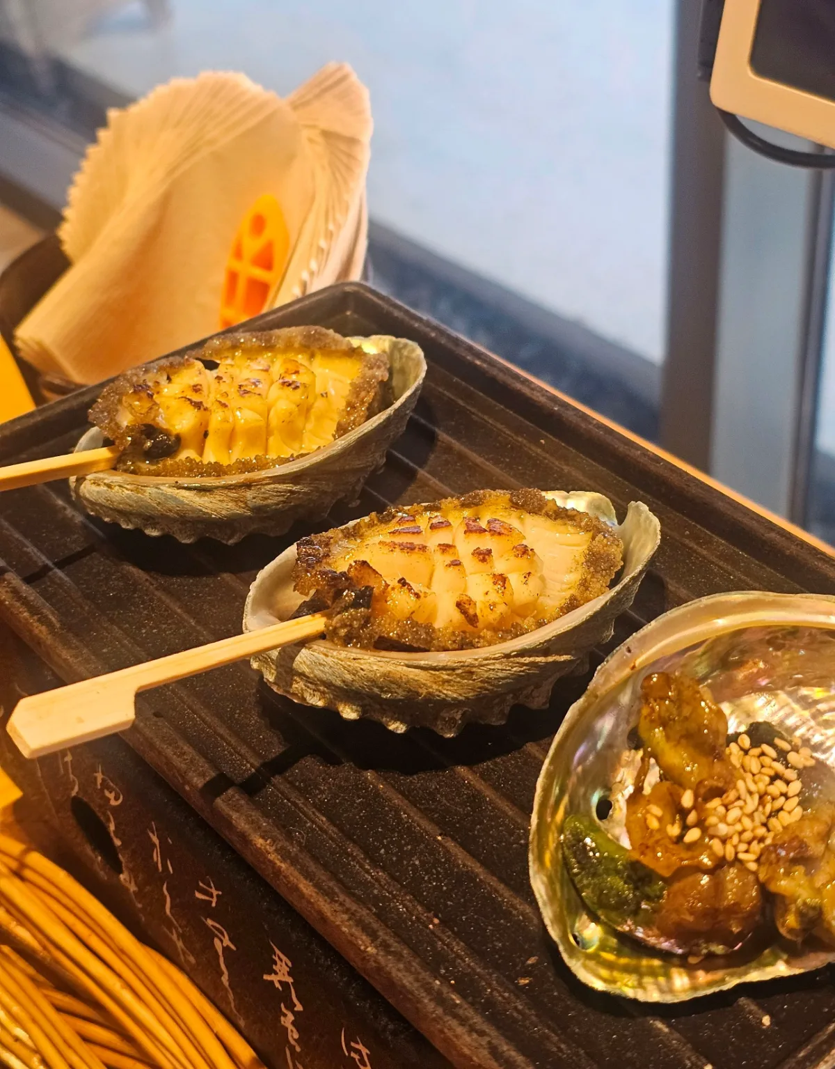 殻ごと焼いたアワビの串