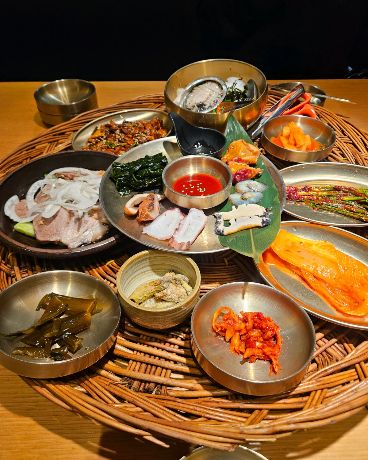 GIJANG KKEUTJIB 日光店 — アワビや刺身、キムチが並ぶお膳