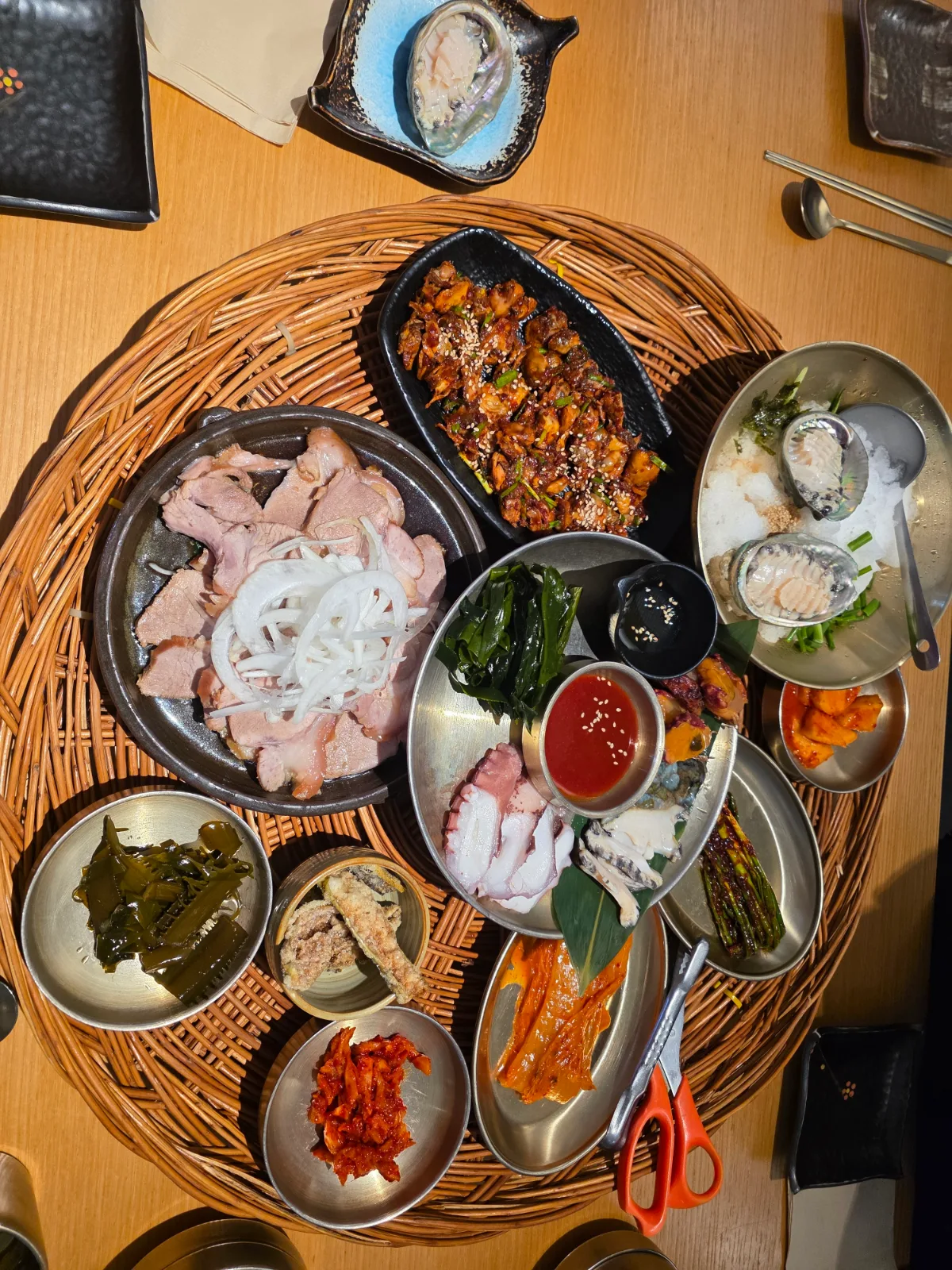 GIJANG KKEUTJIB 日光店 — 竹ざるに並ぶスユクや海鮮のお膳