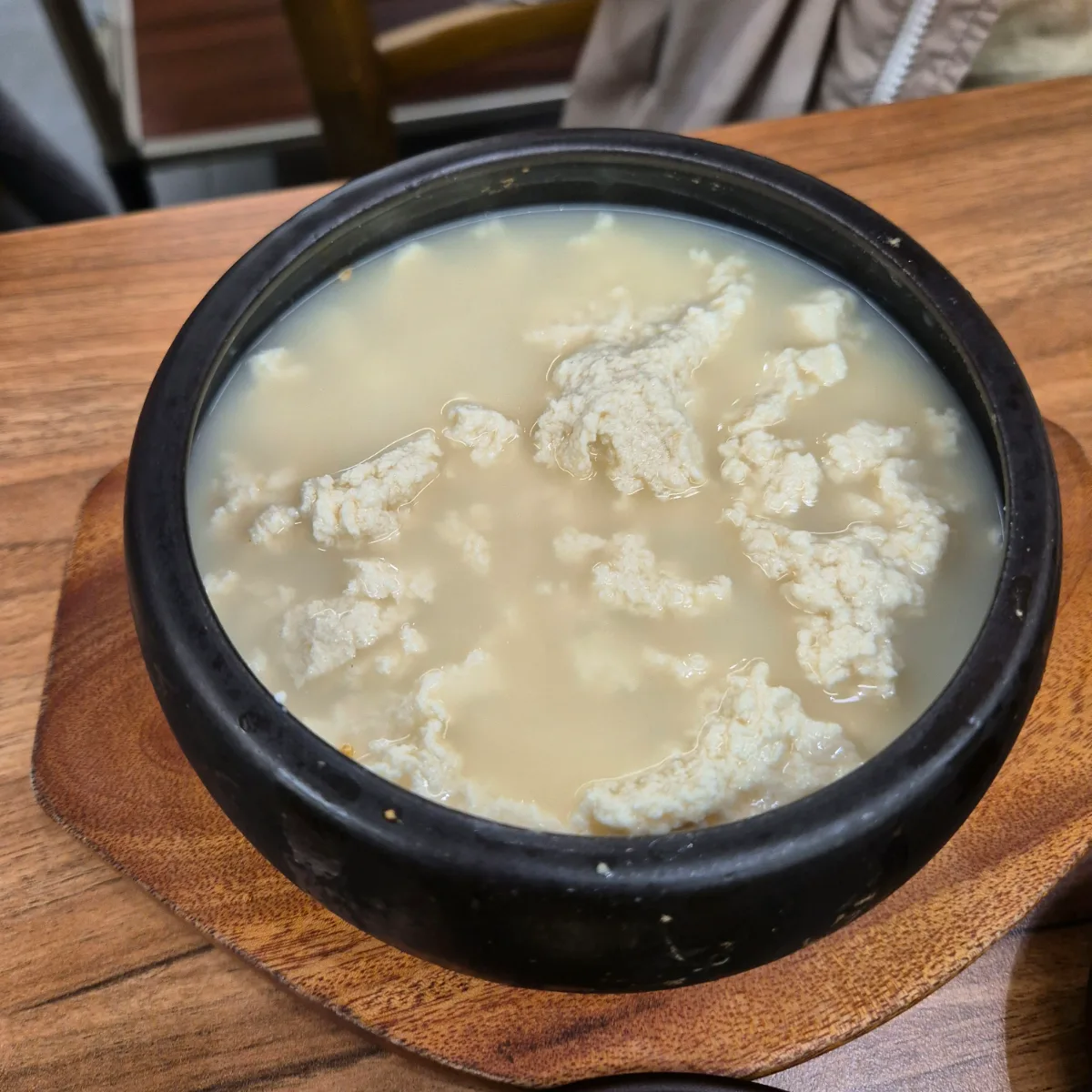 白いスープに浮かぶやわらかな豆腐