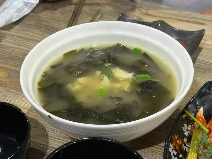 わかめと貝の身が入ったスープ