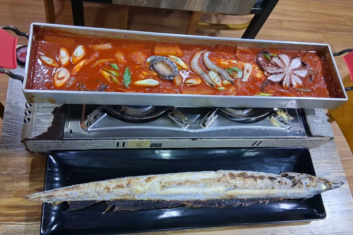 ギウォン・ウンガルチ — タコ入り海鮮煮付けと太刀魚の丸焼き