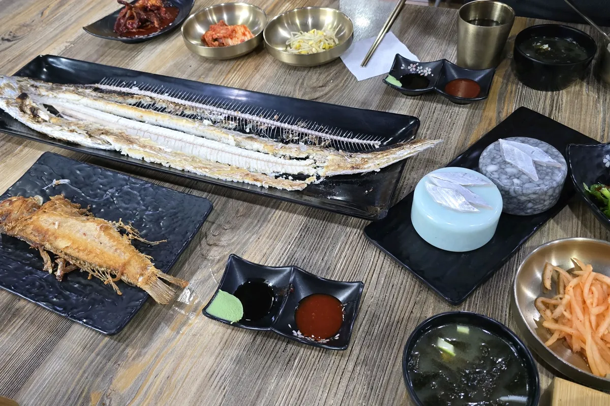骨を外した太刀魚の丸ごと焼きと小鉢