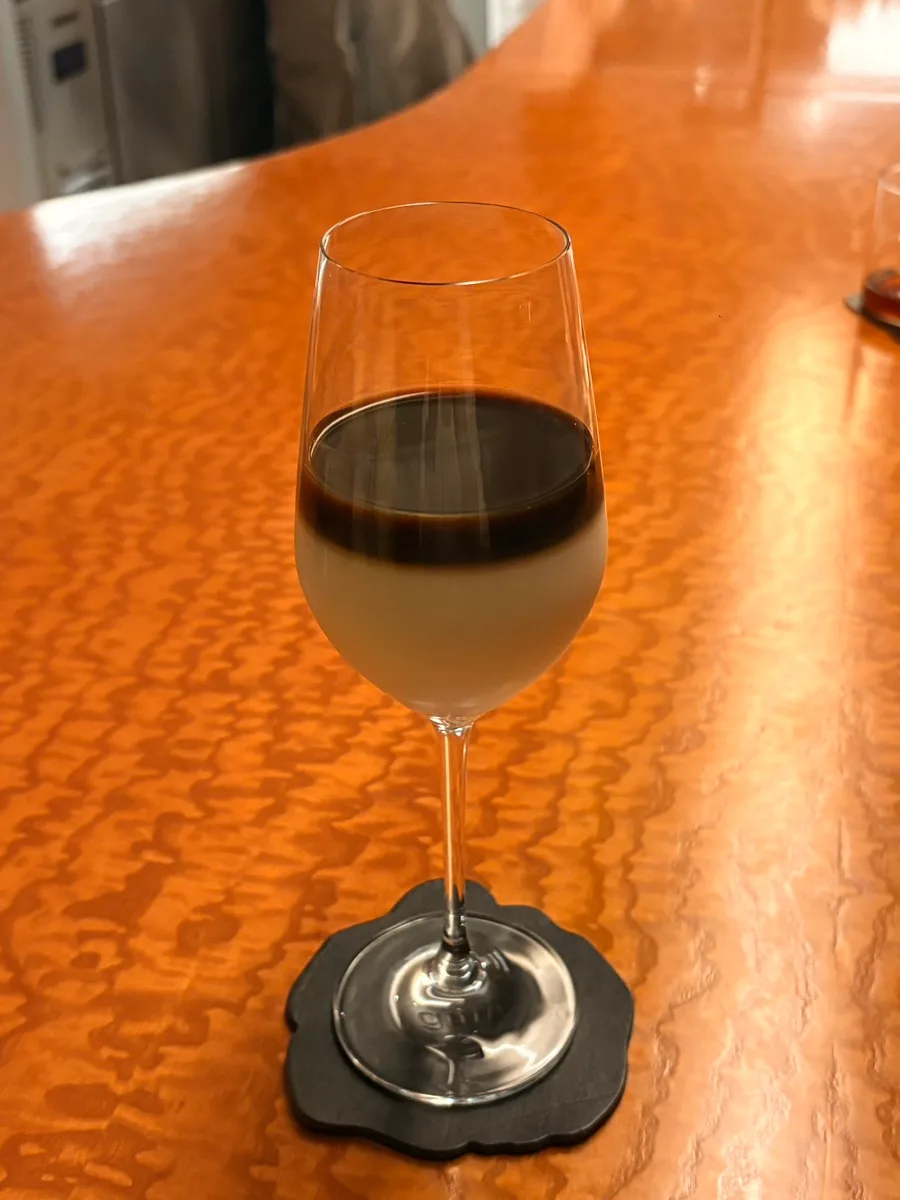 グラスに重なる2色の飲み物