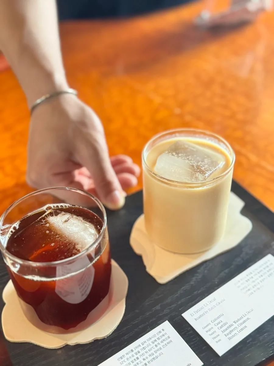 トレーに並ぶ2杯のコーヒー