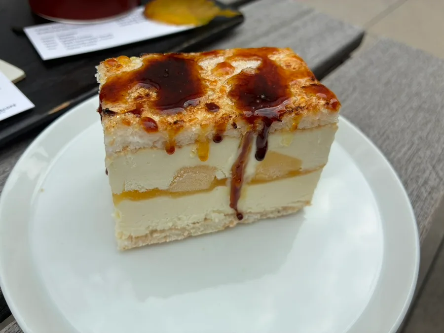 gml 漢南店 — 表面を焦がしたダックワーズのケーキ