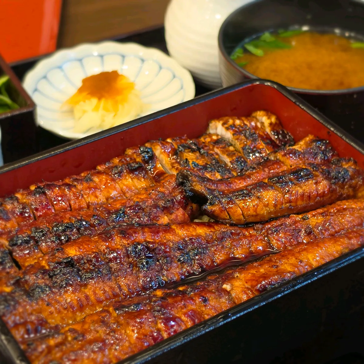 重箱に盛られた焼きうなぎ