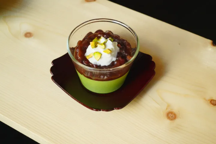 クリームをのせた抹茶プリン