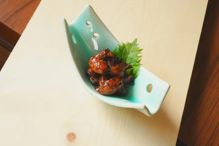 青い器にのった肝焼き