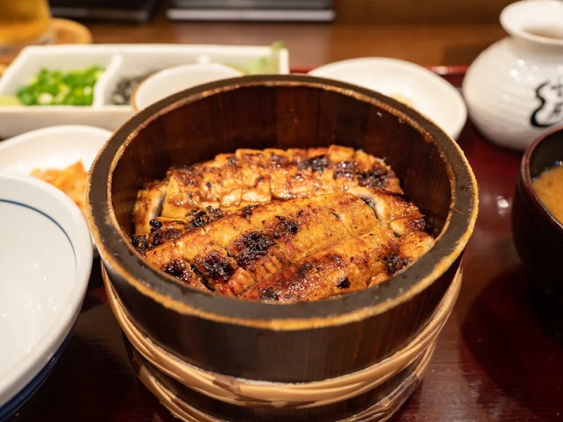 木桶に盛られたうなぎご飯