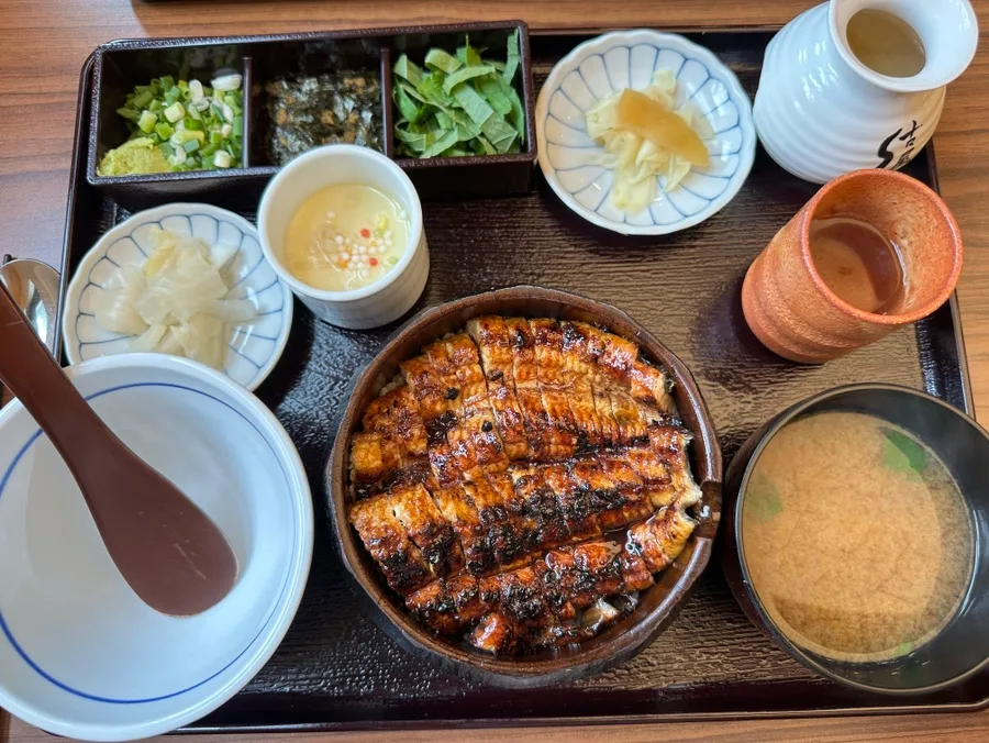 ゴオク — うなぎの器と薬味が並ぶ膳