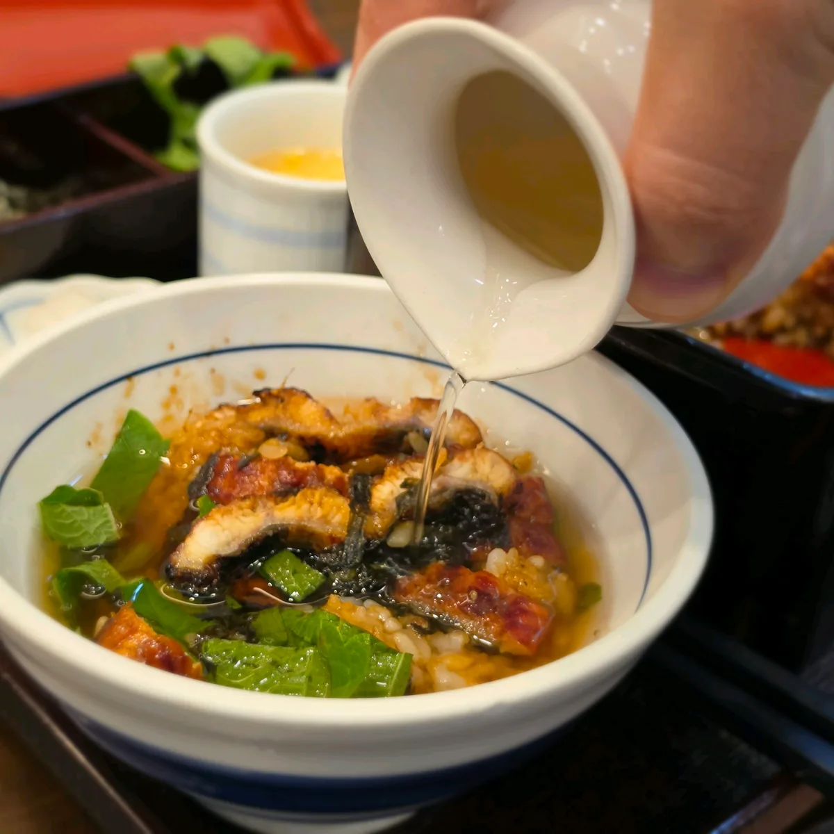 うなぎご飯にだしを注ぐ場面