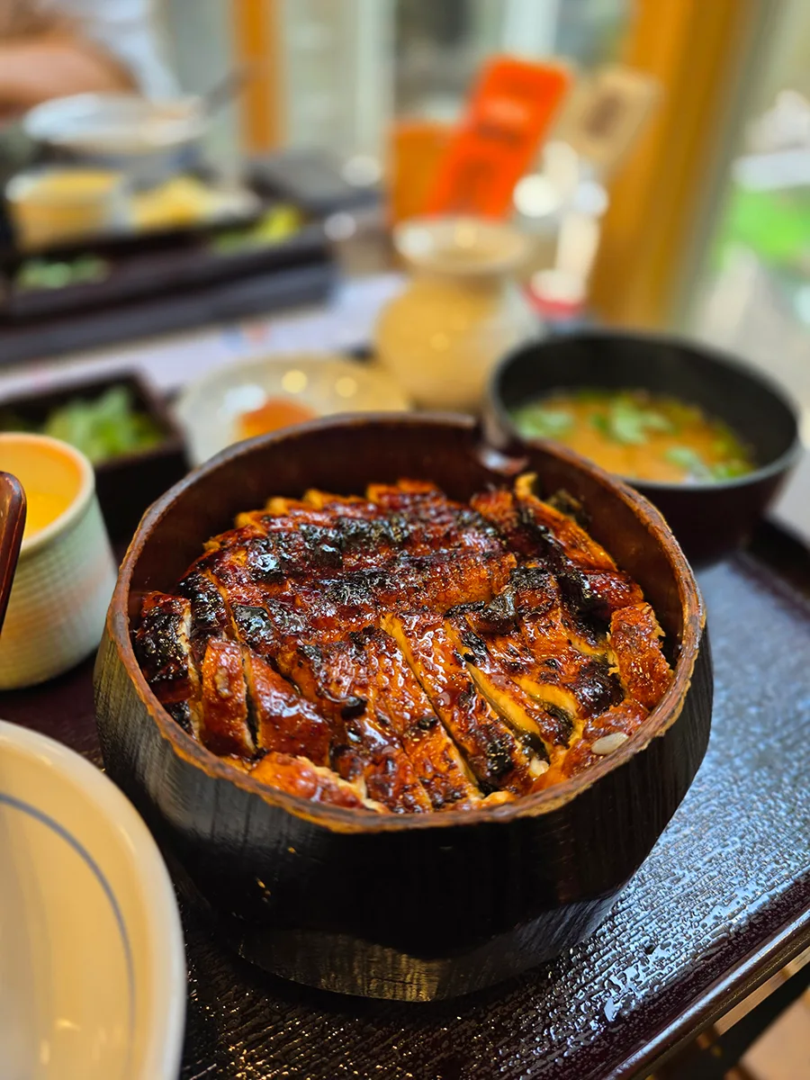 ゴオク — 木の器に盛られたひつまぶしと味噌汁