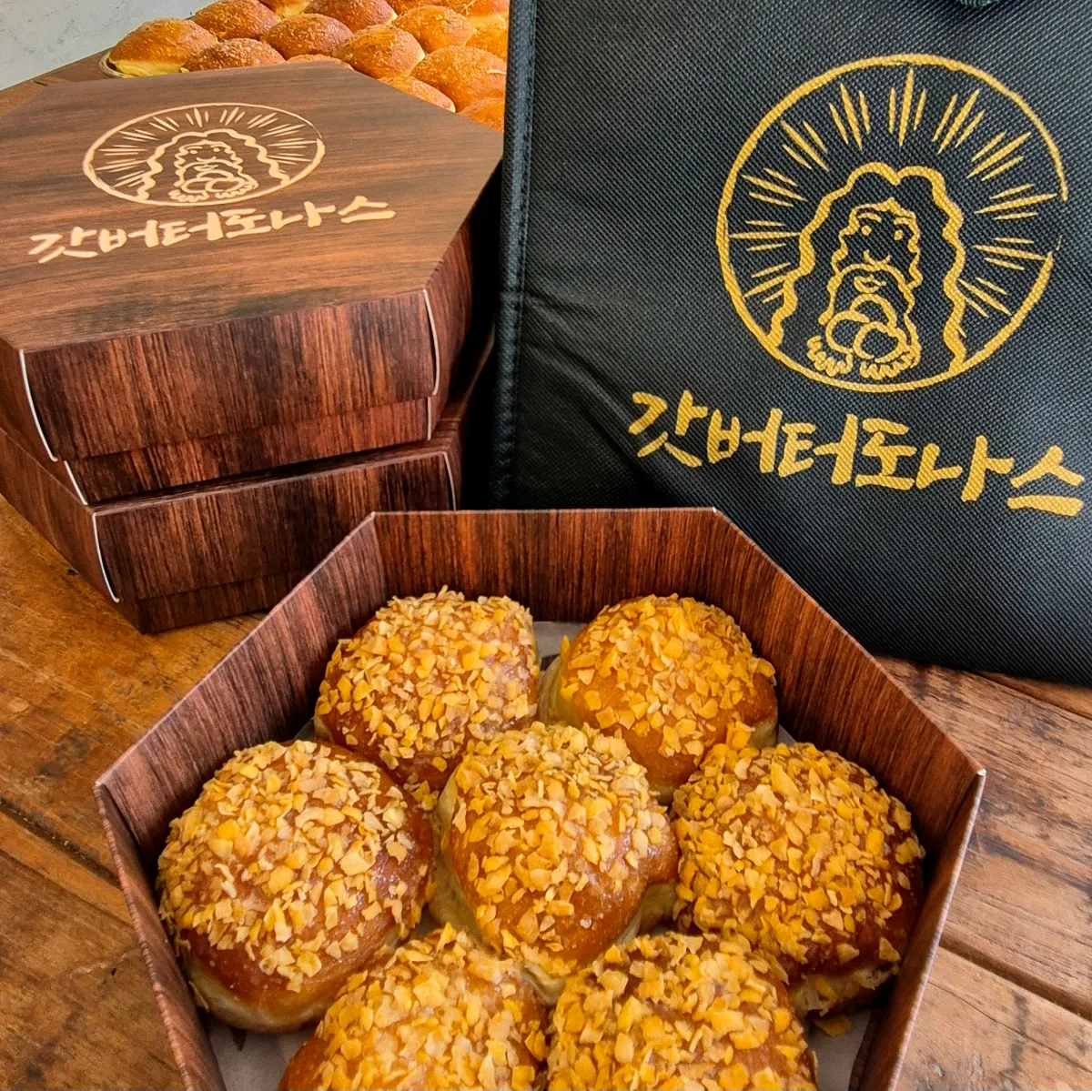 ガットバタードナス 麗水本店 — 黄色い粒をまとったドーナツ