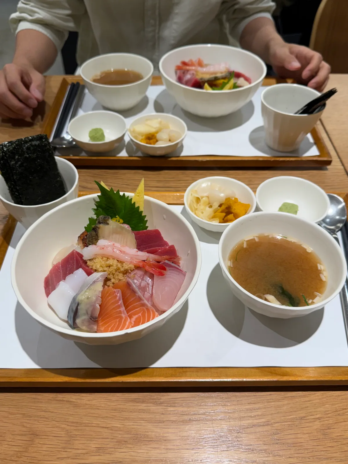刺身とエビを盛った海鮮丼