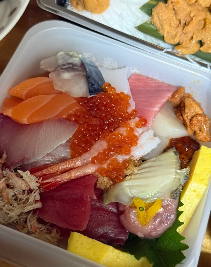 ウニとイクラをのせた海鮮丼