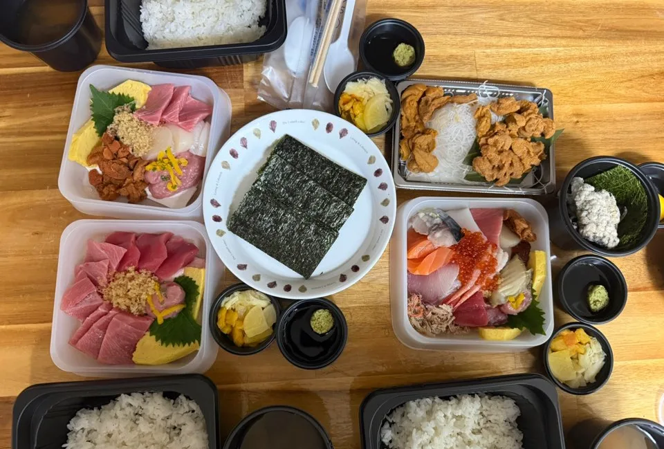 高級オボクスサン — 海鮮丼と刺身が並ぶ食卓