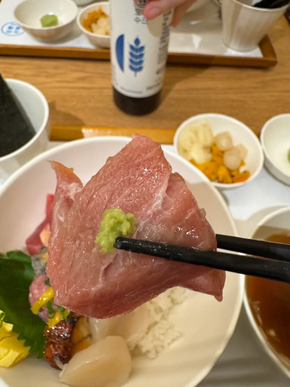 特製醤油のボトルと、わさびをのせたマグロ