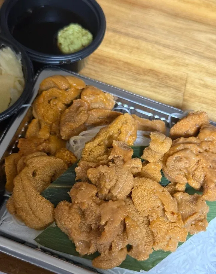 トレーいっぱいに盛られたウニ