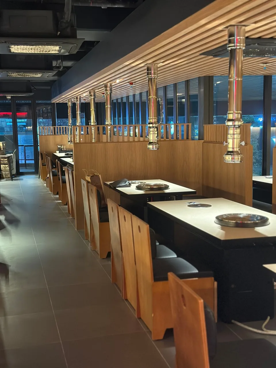 BBQ YUL 本店 — 木の仕切りが並ぶ焼肉席