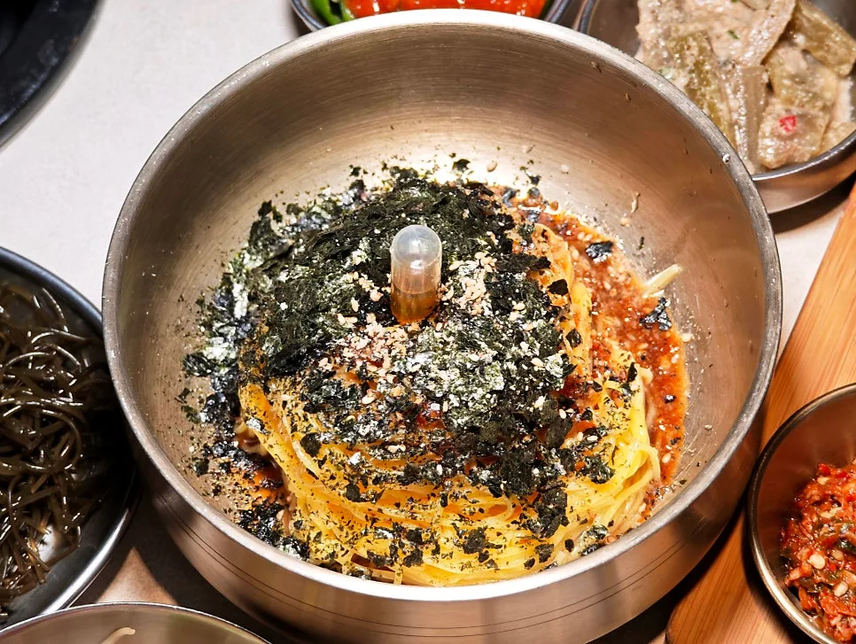海苔とごまをのせたエゴマ油の醤油麺
