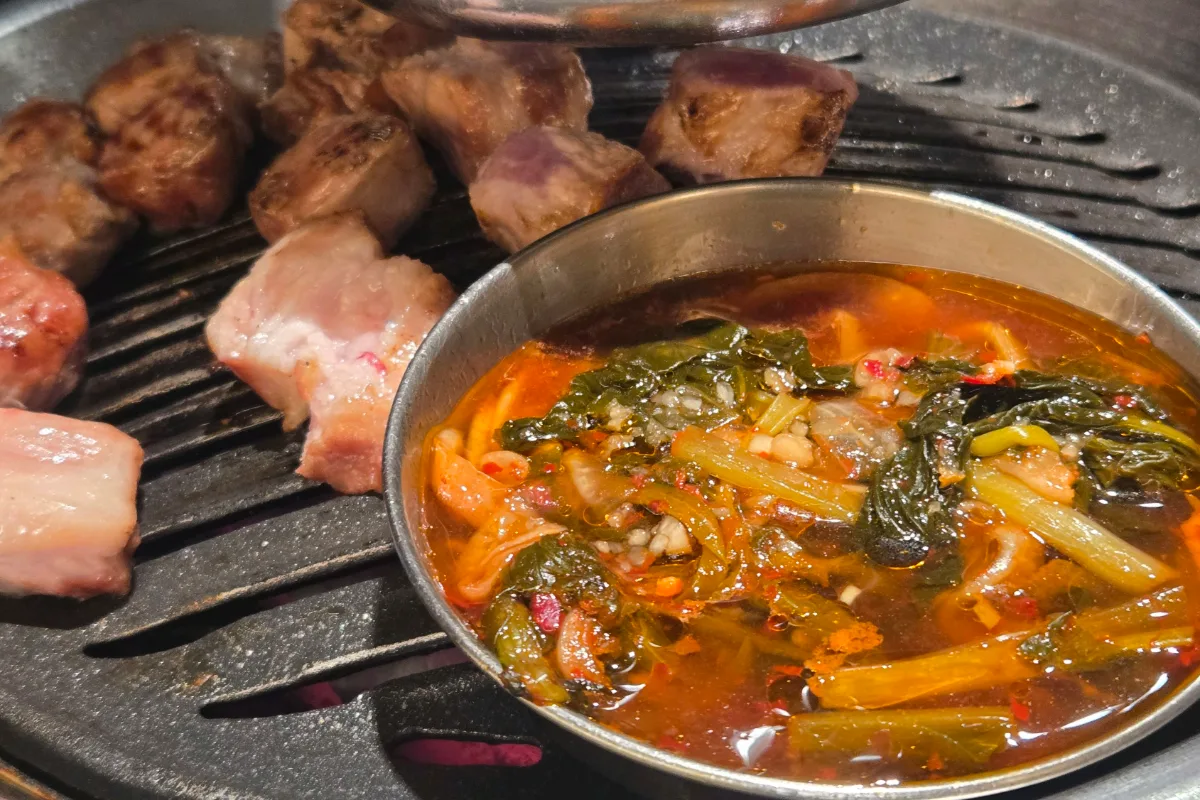 網の上で温めるヨルムキムチと豚肉