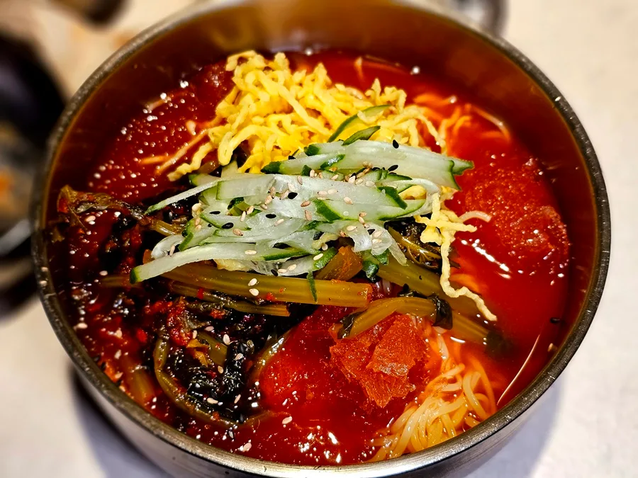 BBQ YUL 本店 — 錦糸卵をのせたヨルム麺