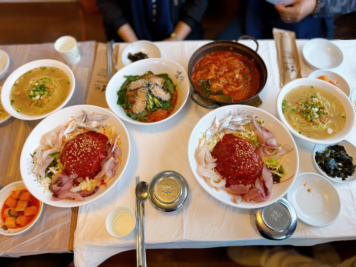 コムマク食堂 — 刺身入り麺とスープが並ぶ食卓