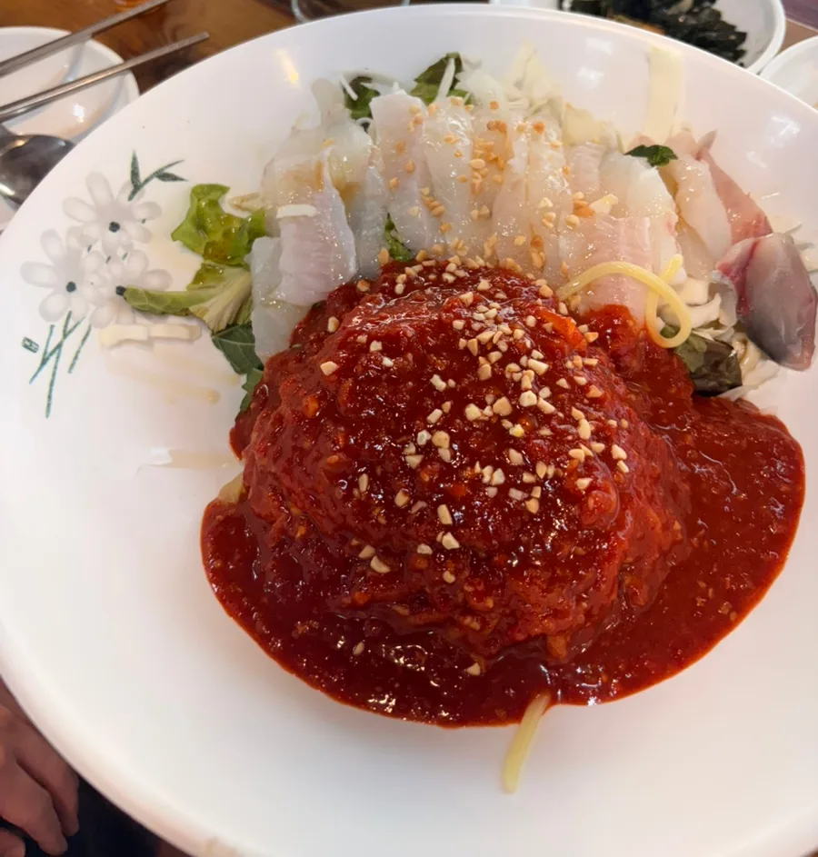 コムマク食堂 — 刺身と赤いたれを盛った麺