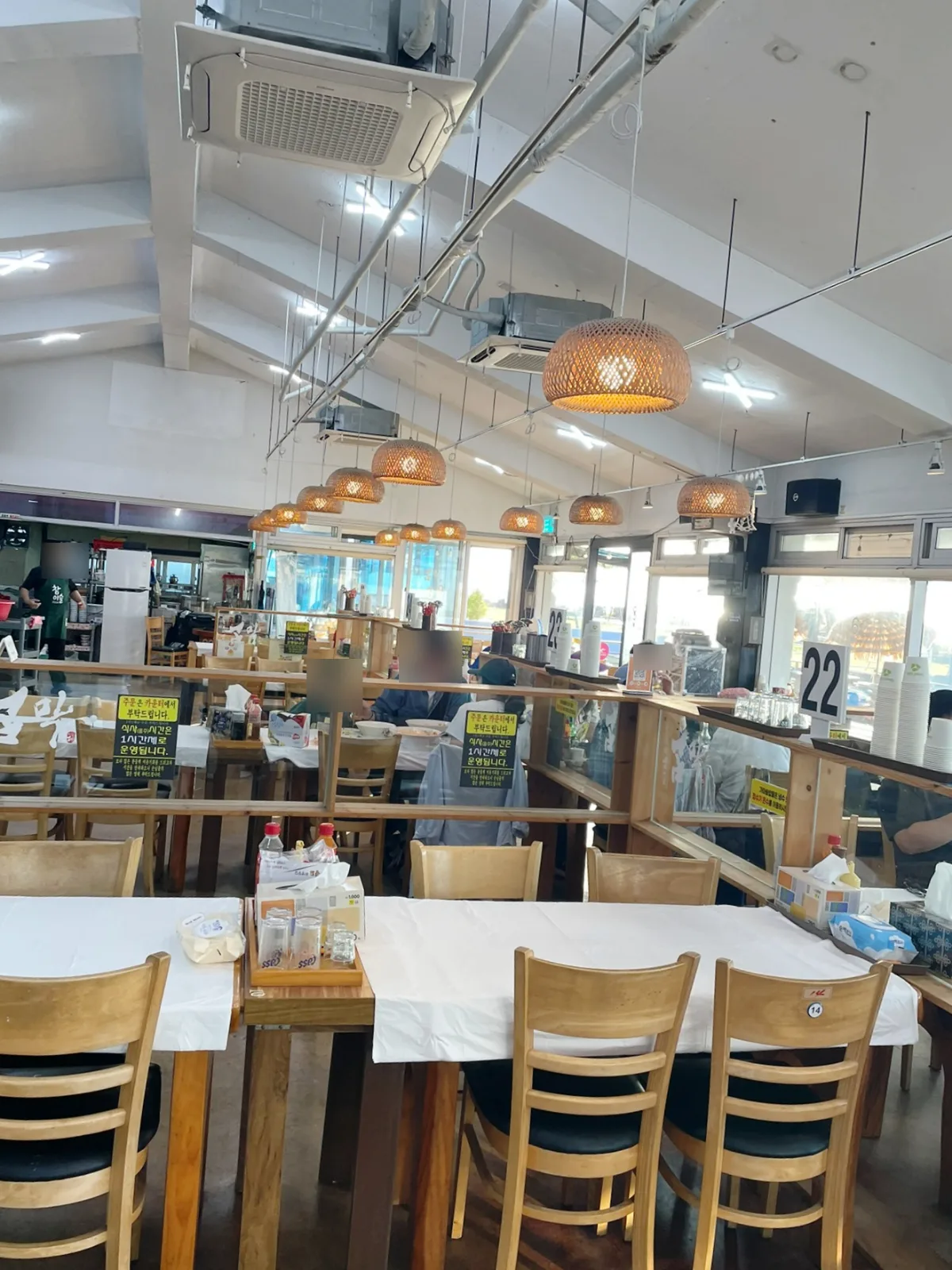 コムマク食堂 — 木の椅子と編み笠照明の店内