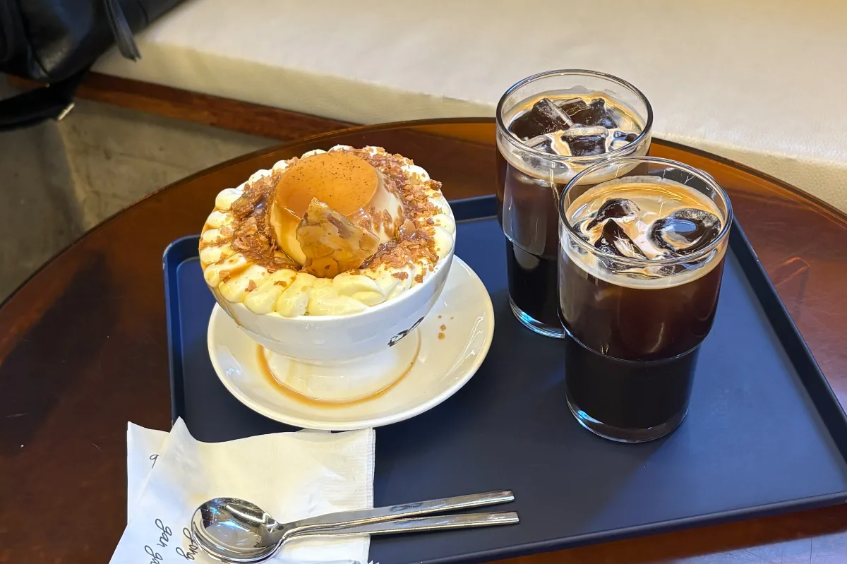プリンのかき氷と2杯のコーヒー
