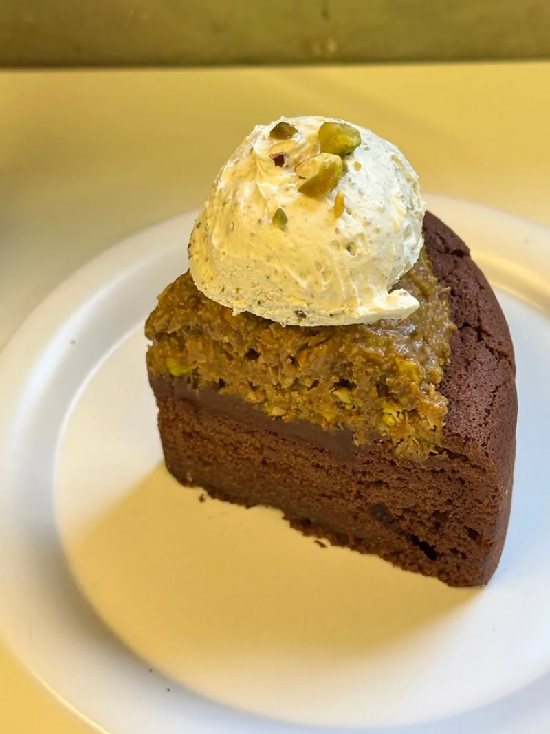 クリームをのせたチョコケーキ