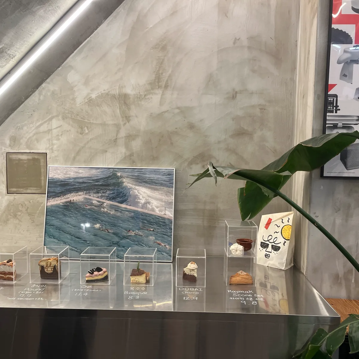 GONGGANGAB — ケーキの見本が並ぶ棚