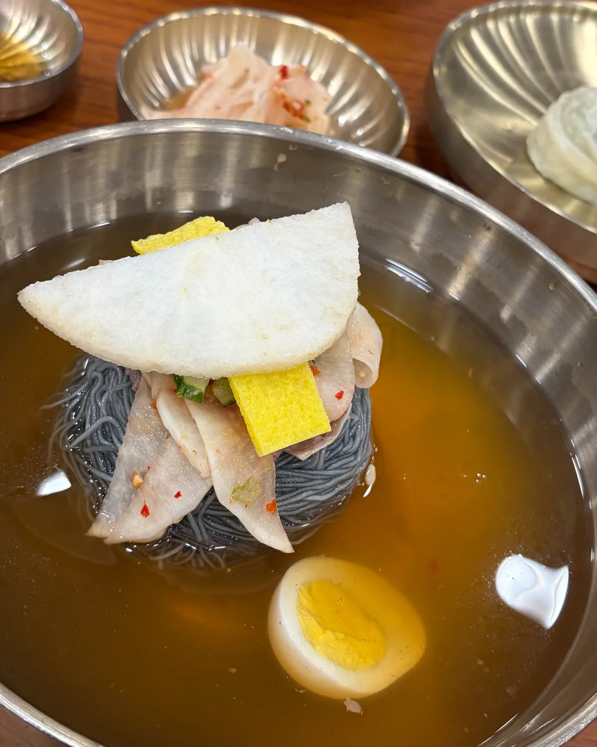 コンシモク — 冷たいスープに浸かった冷麺