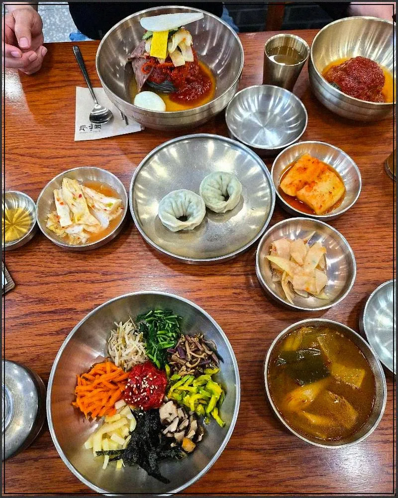 コンシモク — 冷麺やビビンバが並ぶ食卓