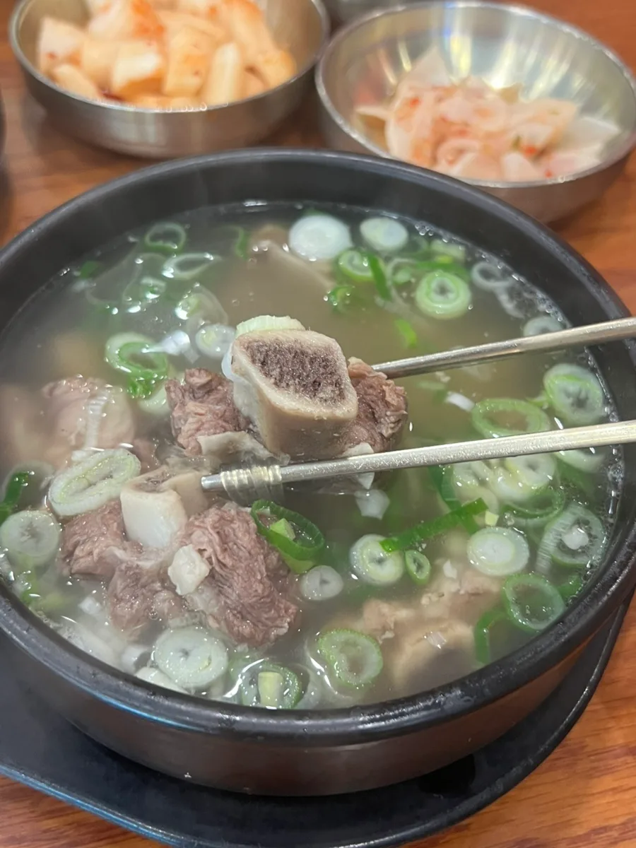 コンシモク — 骨付き牛肉が入ったカルビタン