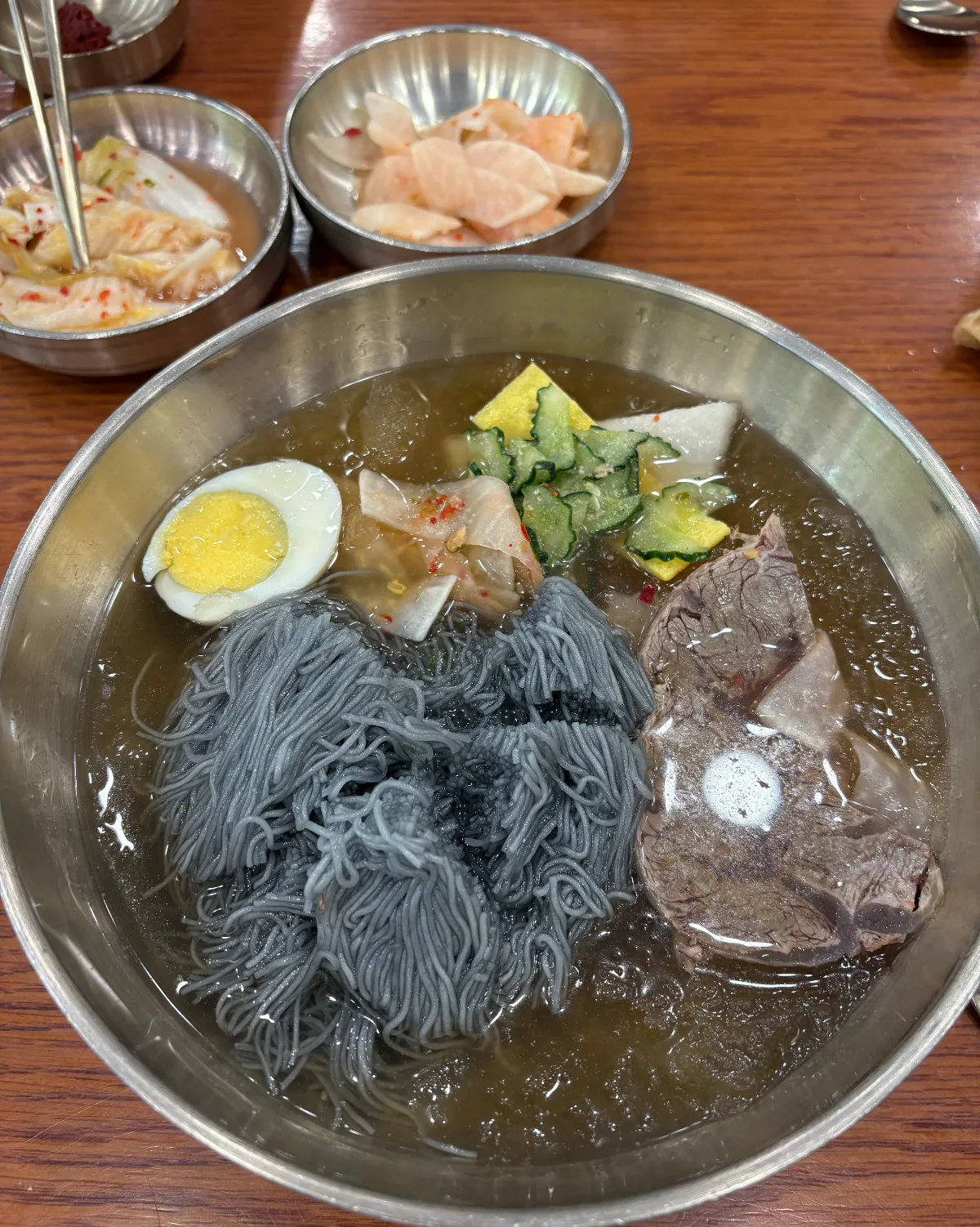 コンシモク — 牛肉とゆで卵をのせた水冷麺