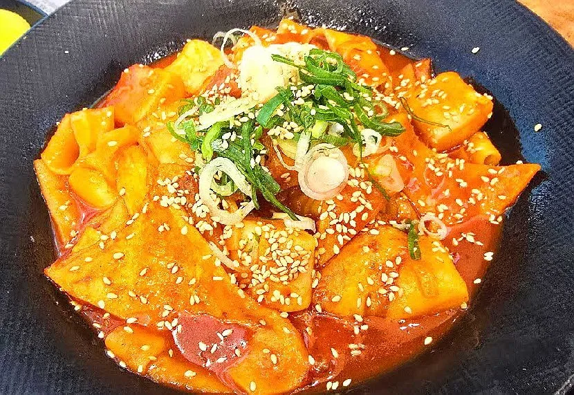赤いソースに絡む練り物とねぎ