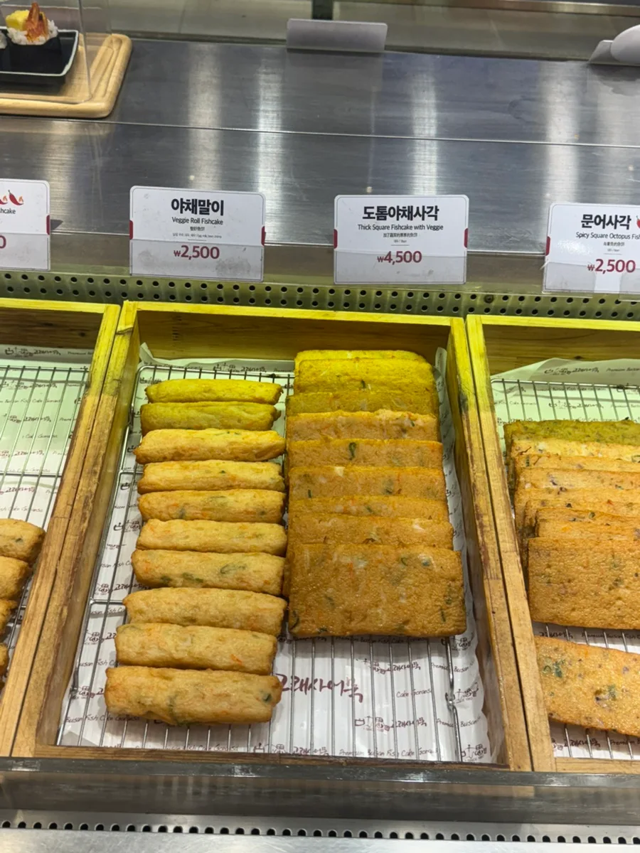 値札付きで並ぶ巻き形と角形のオムッ
