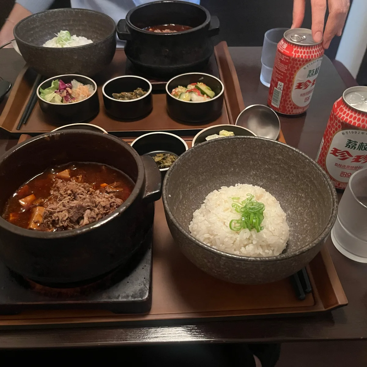 高粱酒館 鍾路本店 — 土鍋料理とご飯が並ぶ食卓